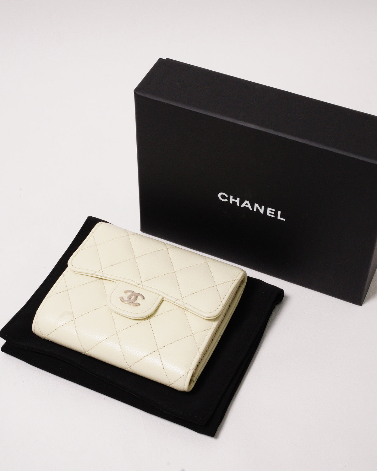 CHANEL 菱格紋荔枝牛皮三折短夾 小雞黃