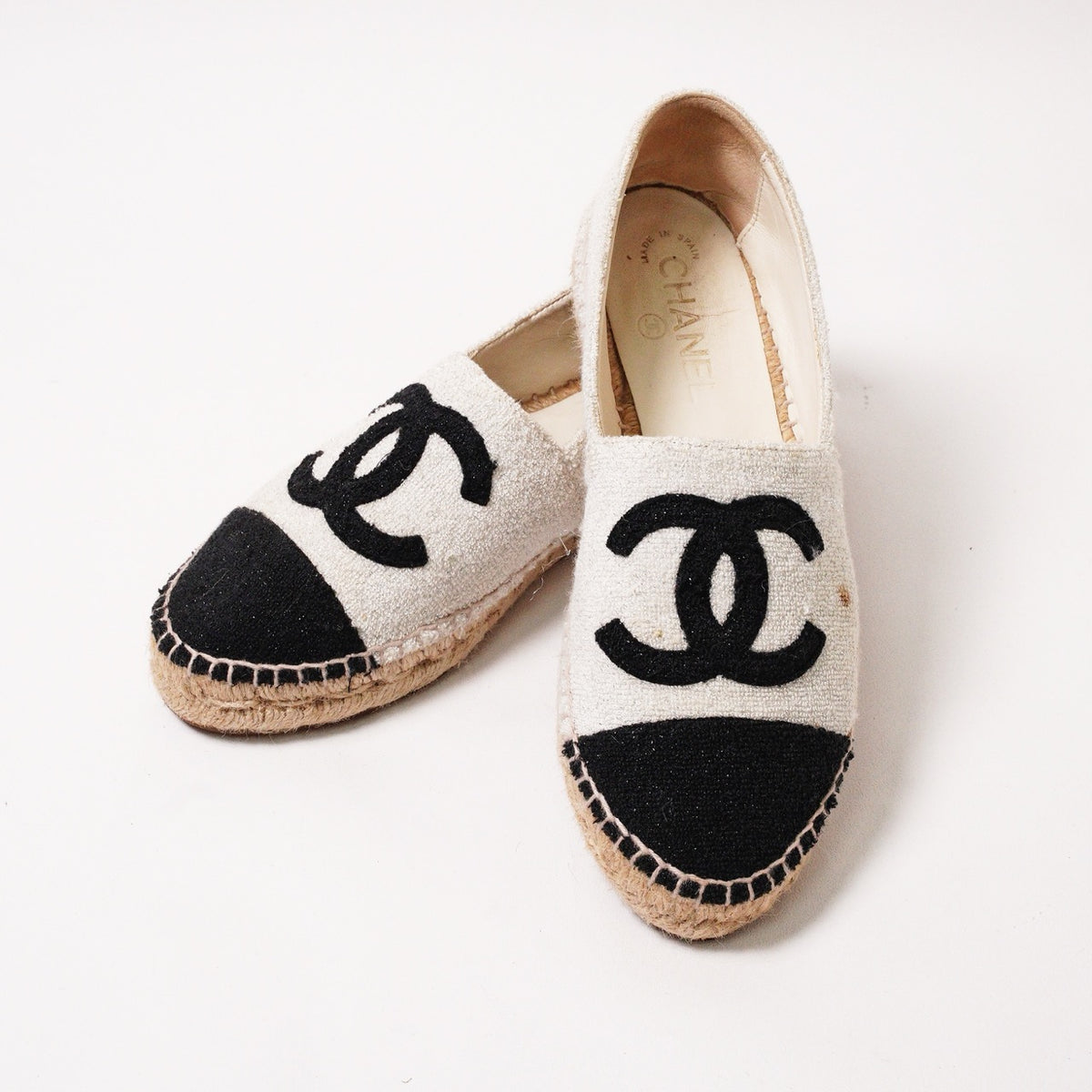 CHANEL 經典雙C Logo 黑白拼色帆布/毛呢草編漁夫鞋 EUR38