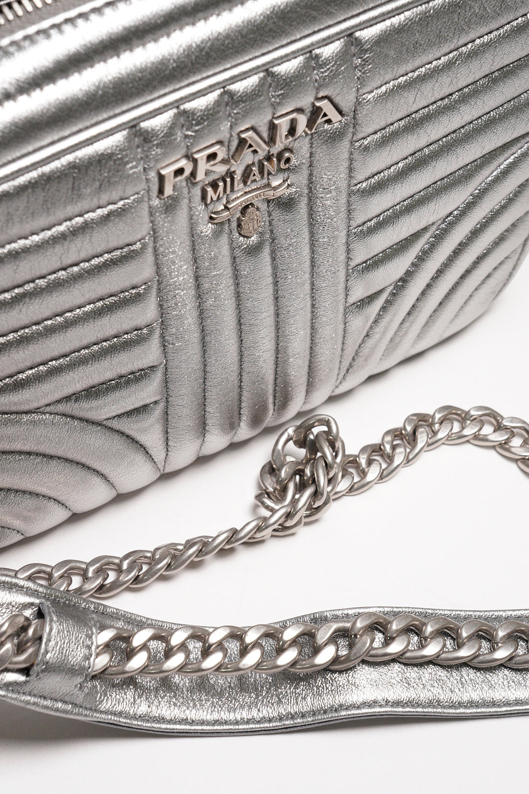Prada Diagramme 銀色金屬皮革斜背包