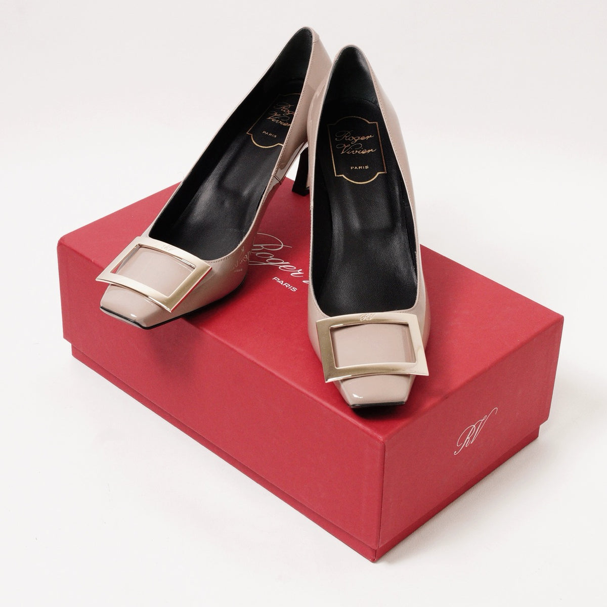 Roger Vivier 經典Trompette系列皮革金屬飾扣喇叭跟高跟鞋 奶茶色
