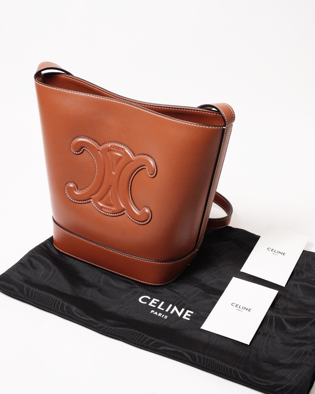 CELINE Triomphe 焦糖色水桶包
