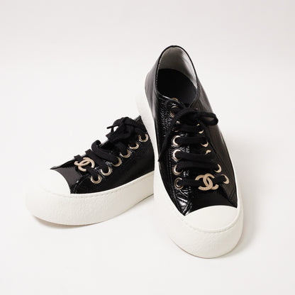 CHANEL 經典雙C Logo 黑白亮面大頭餅乾帆布鞋 EUR35.5