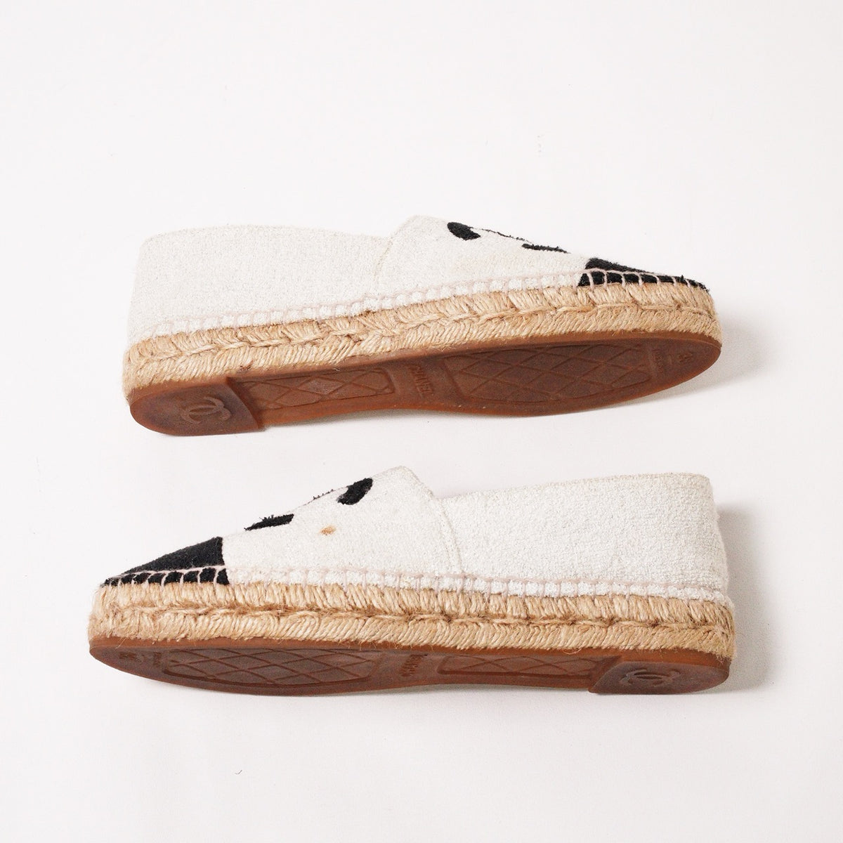 CHANEL 經典雙C Logo 黑白拼色帆布/毛呢草編漁夫鞋 EUR38