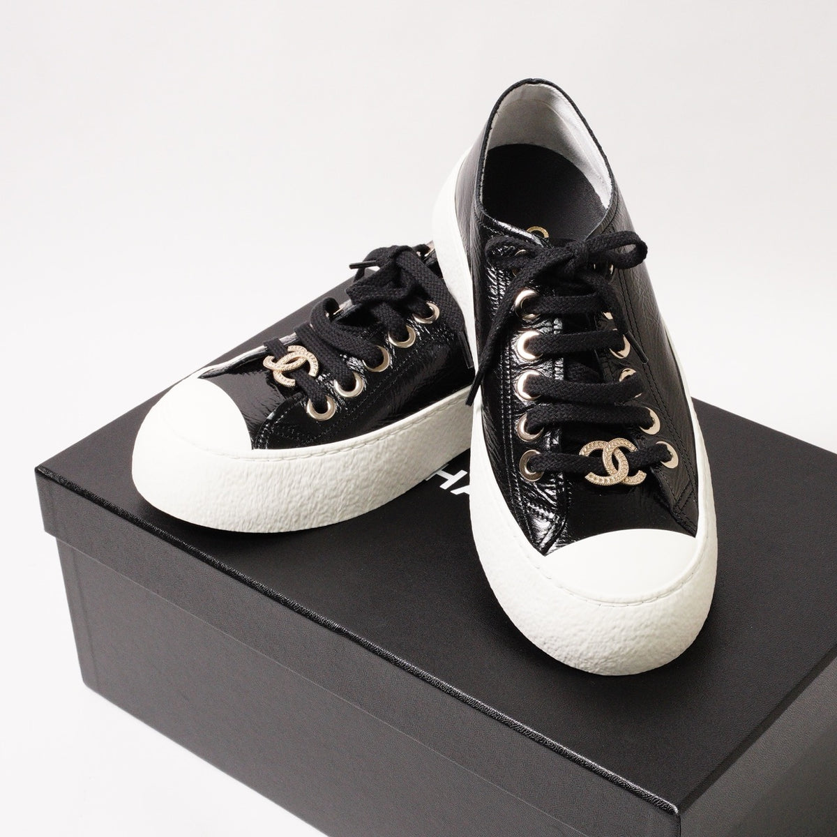 CHANEL 經典雙C Logo 黑白亮面大頭餅乾帆布鞋 EUR35.5