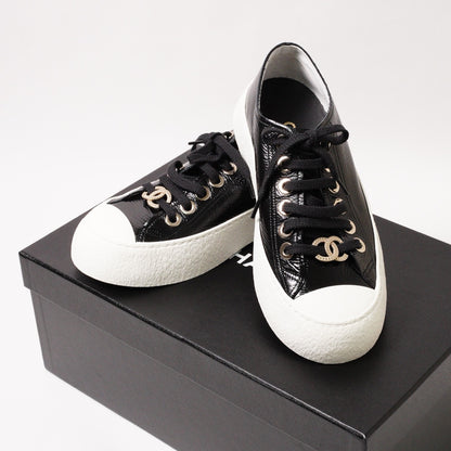 CHANEL 經典雙C Logo 黑白亮面大頭餅乾帆布鞋 EUR35.5
