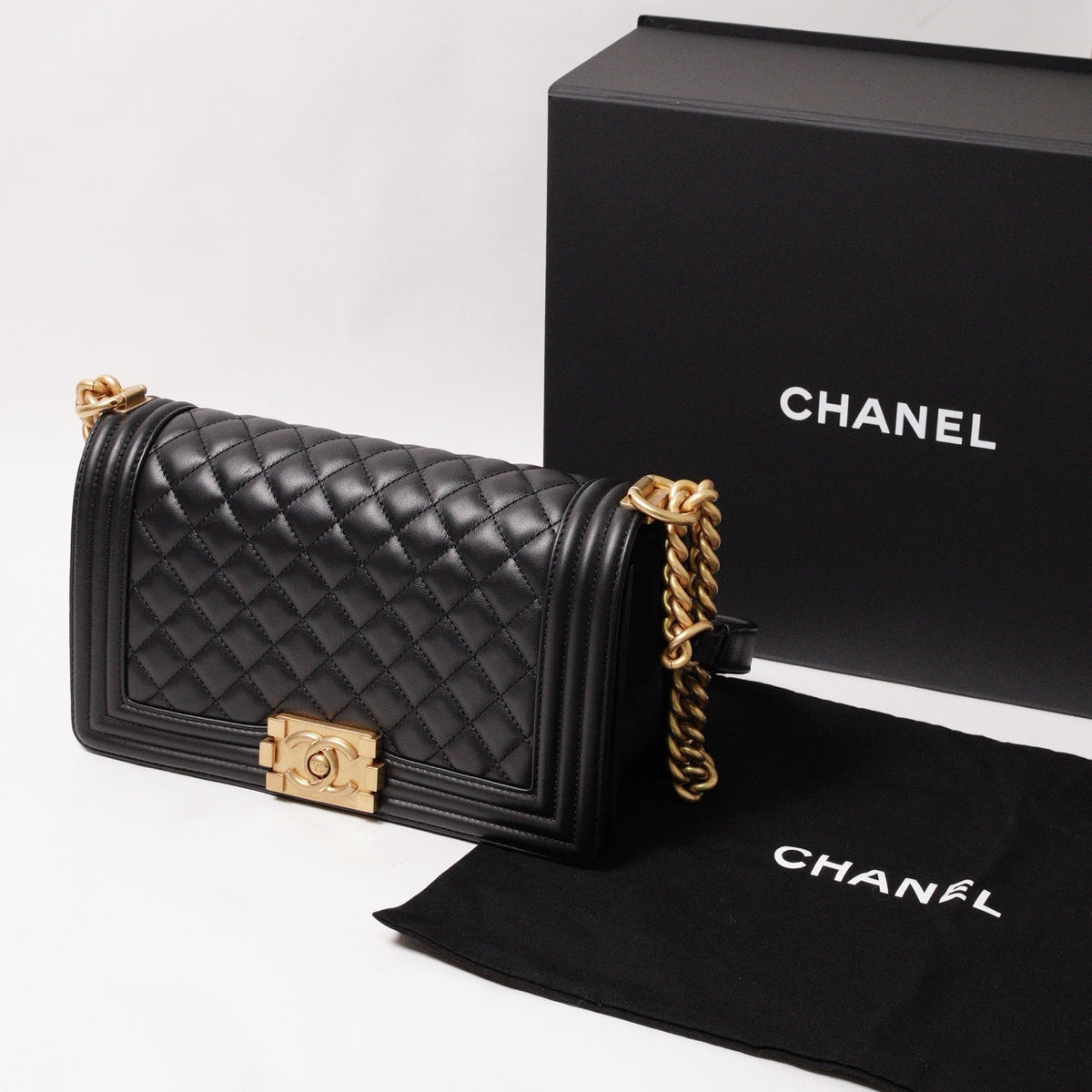 BOY CHANEL 經典金釦黑色小羊皮菱格紋