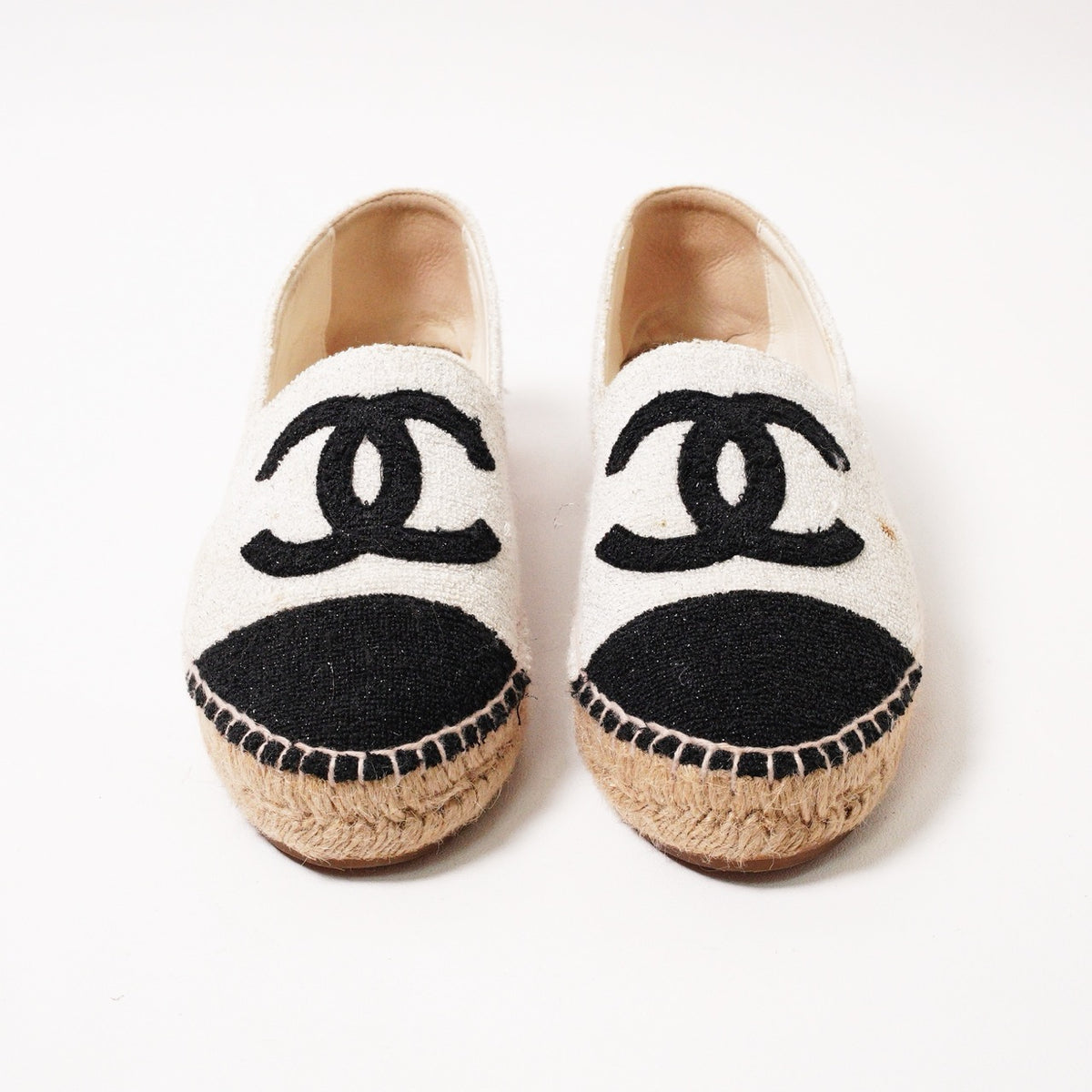 CHANEL 經典雙C Logo 黑白拼色帆布/毛呢草編漁夫鞋 EUR38