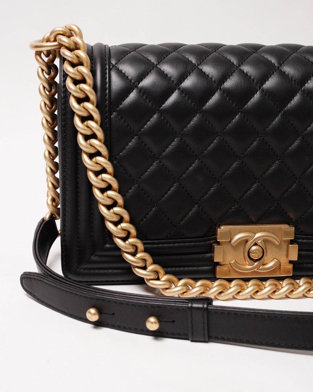 BOY CHANEL 經典金釦黑色小羊皮菱格紋