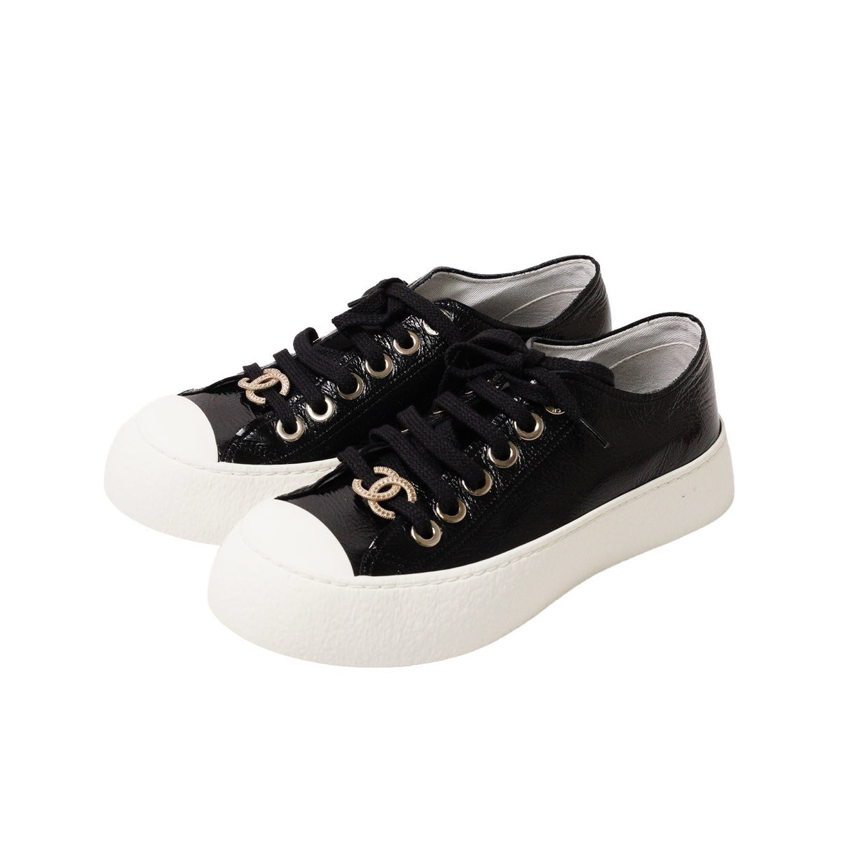 CHANEL 經典雙C Logo 黑白亮面大頭餅乾帆布鞋 EUR35.5