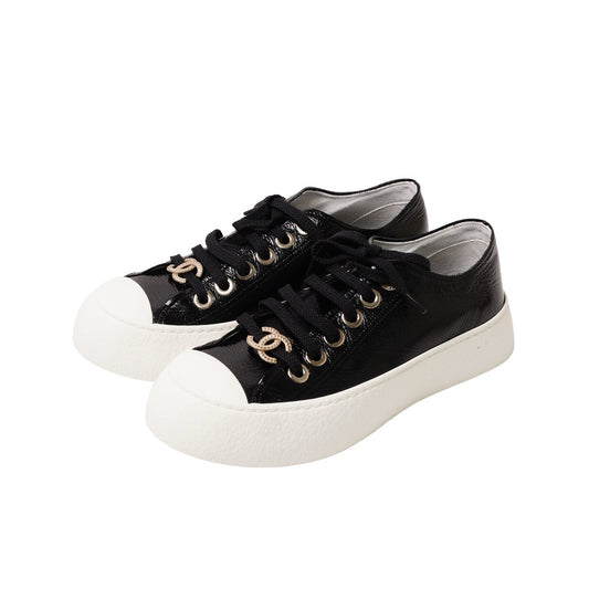 CHANEL 經典雙C Logo 黑白亮面大頭餅乾帆布鞋 EUR35.5