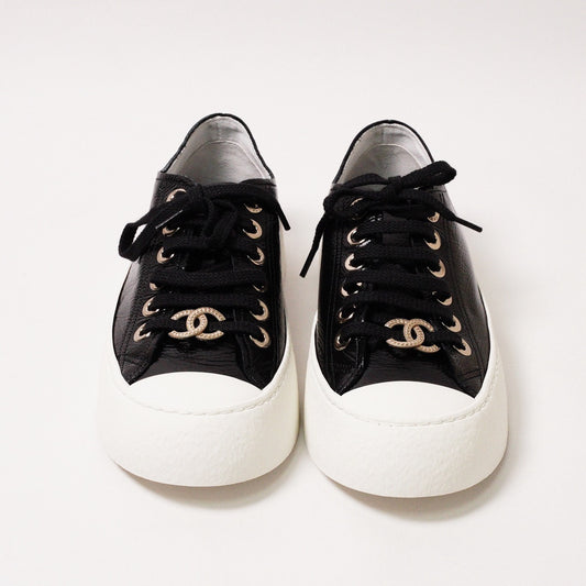 CHANEL 經典雙C Logo 黑白亮面大頭餅乾帆布鞋 EUR35.5