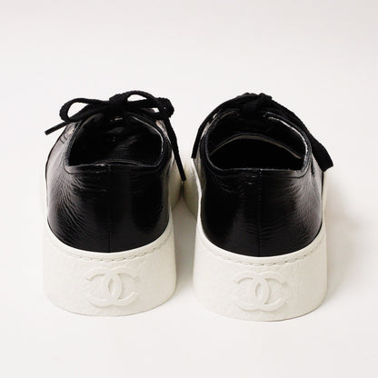CHANEL 經典雙C Logo 黑白亮面大頭餅乾帆布鞋 EUR35.5