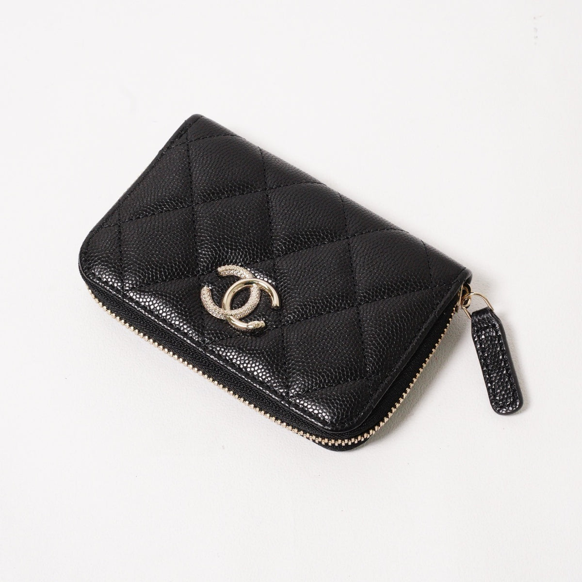 Chanel 經典CC水鑽LOGO 小牛皮ㄇ字拉鍊零錢包 2025年9月購買