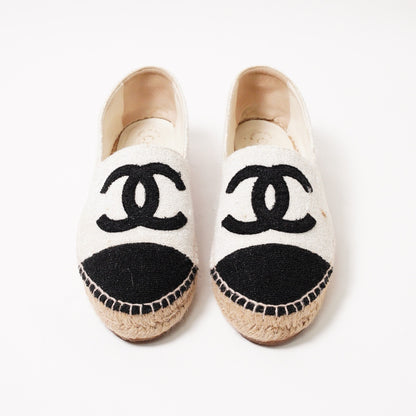 CHANEL 經典雙C Logo 黑白拼色帆布/毛呢草編漁夫鞋 EUR38