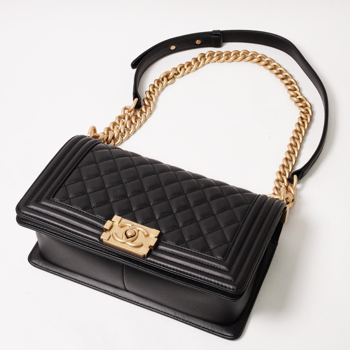 BOY CHANEL 經典金釦黑色小羊皮菱格紋