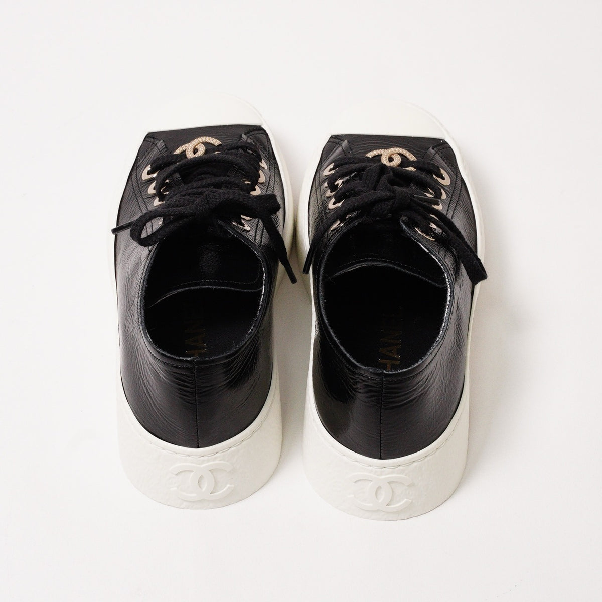 CHANEL 經典雙C Logo 黑白亮面大頭餅乾帆布鞋 EUR35.5
