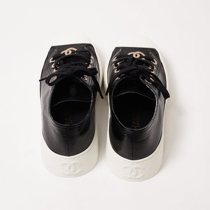 CHANEL 經典雙C Logo 黑白亮面大頭餅乾帆布鞋 EUR35.5