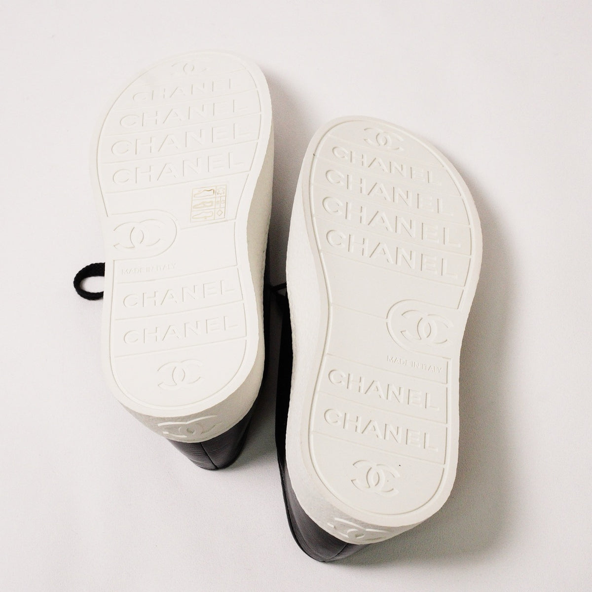 CHANEL 經典雙C Logo 黑白亮面大頭餅乾帆布鞋 EUR35.5