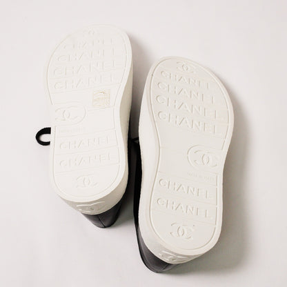 CHANEL 經典雙C Logo 黑白亮面大頭餅乾帆布鞋 EUR35.5