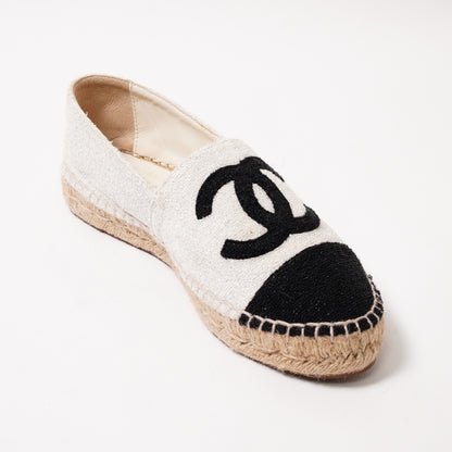 CHANEL 經典雙C Logo 黑白拼色帆布/毛呢草編漁夫鞋 EUR38
