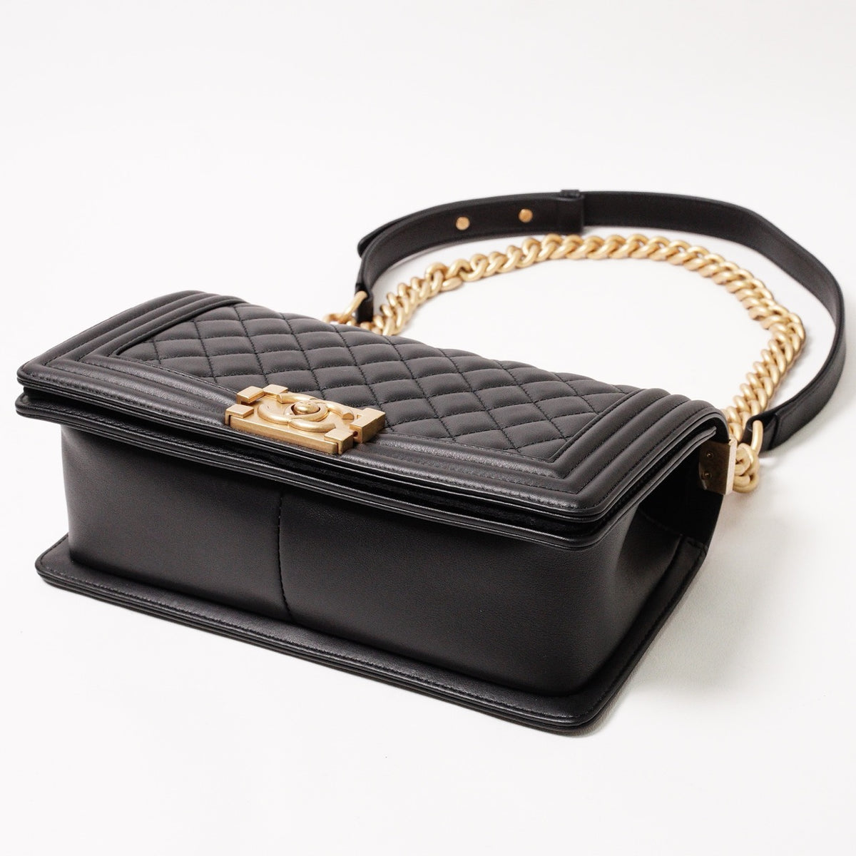 BOY CHANEL 經典金釦黑色小羊皮菱格紋