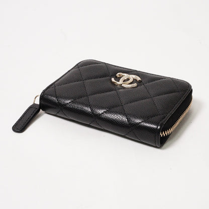 Chanel 經典CC水鑽LOGO 小牛皮ㄇ字拉鍊零錢包 2025年9月購買