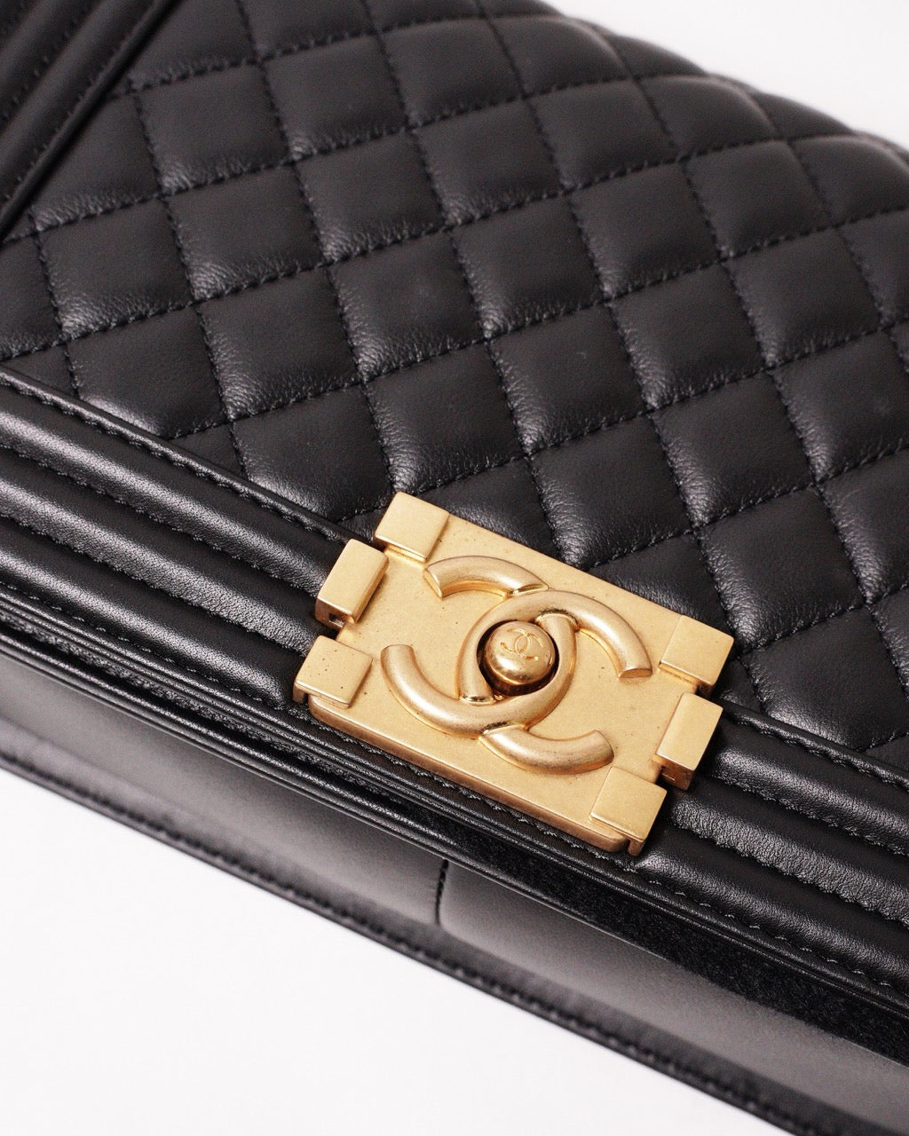 BOY CHANEL 經典金釦黑色小羊皮菱格紋