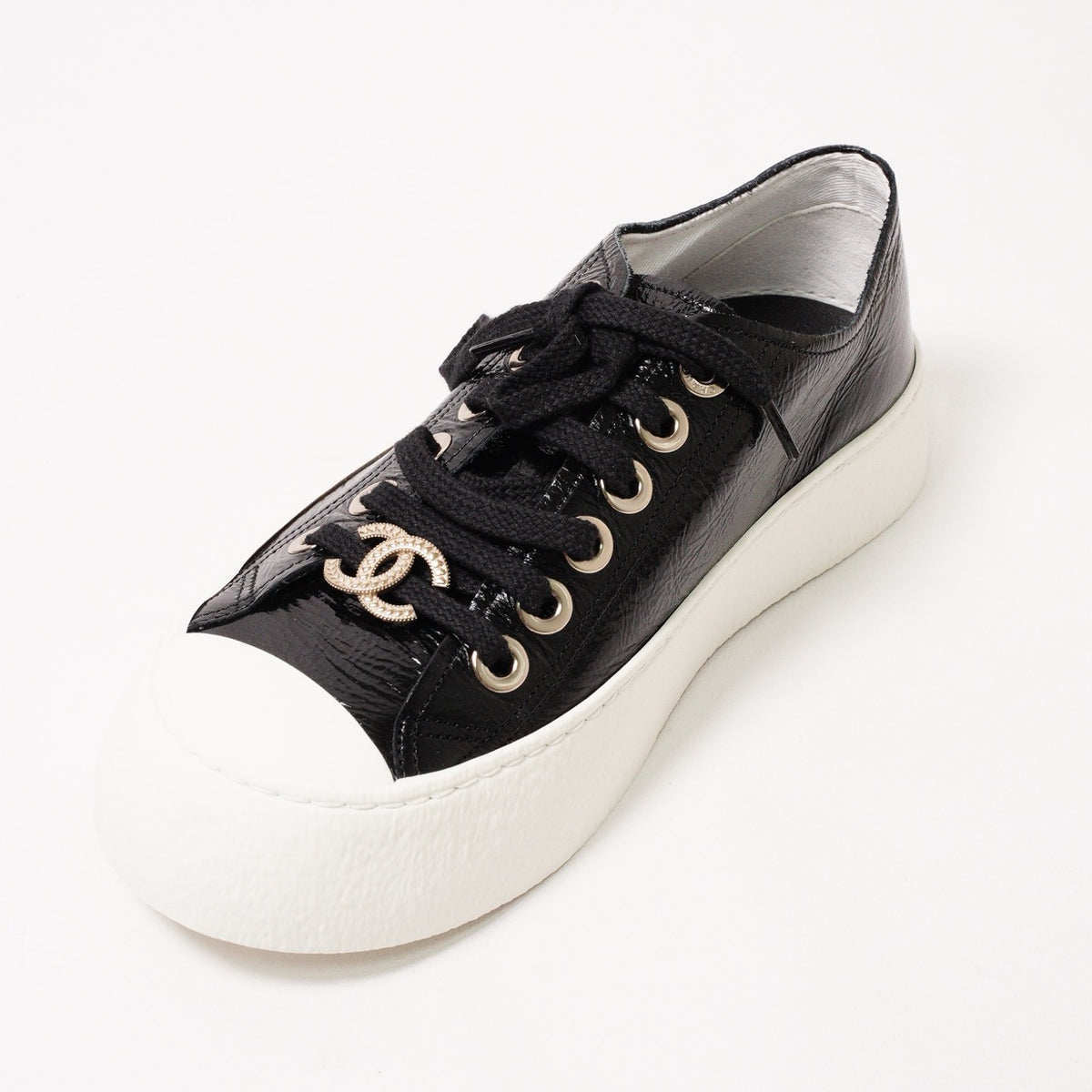 CHANEL 經典雙C Logo 黑白亮面大頭餅乾帆布鞋 EUR35.5