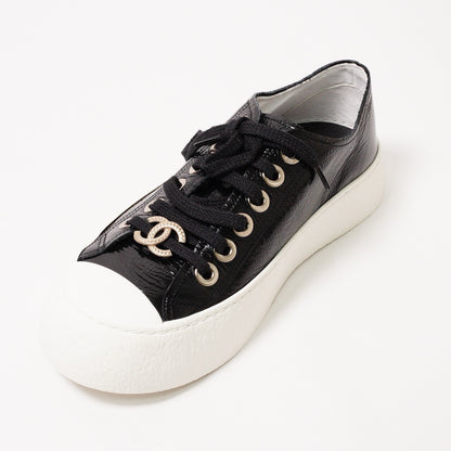 CHANEL 經典雙C Logo 黑白亮面大頭餅乾帆布鞋 EUR35.5