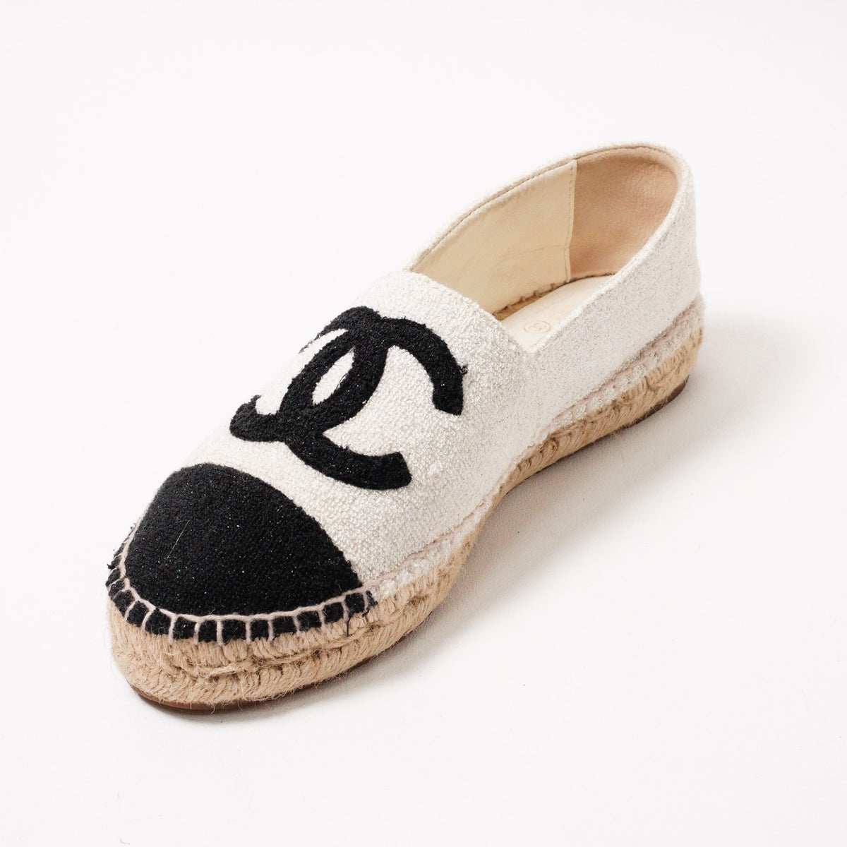 CHANEL 經典雙C Logo 黑白拼色帆布/毛呢草編漁夫鞋 EUR38