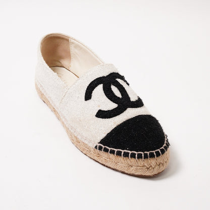 CHANEL 經典雙C Logo 黑白拼色帆布/毛呢草編漁夫鞋 EUR38