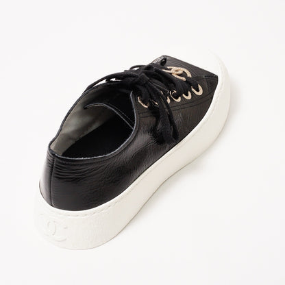 CHANEL 經典雙C Logo 黑白亮面大頭餅乾帆布鞋 EUR35.5