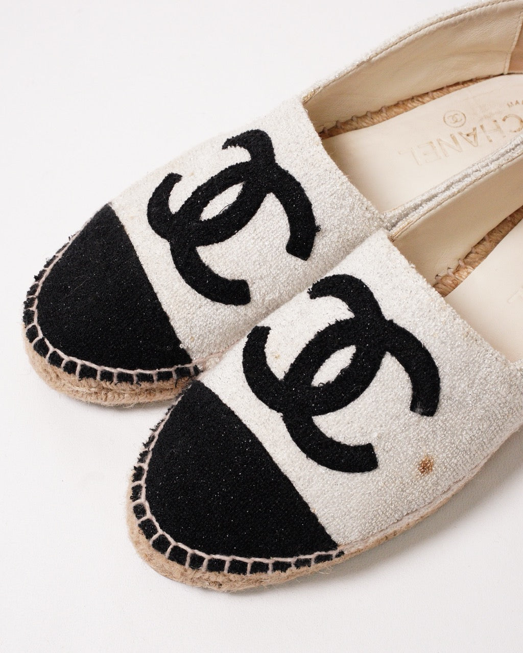 CHANEL 經典雙C Logo 黑白拼色帆布/毛呢草編漁夫鞋 EUR38