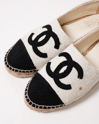 CHANEL 經典雙C Logo 黑白拼色帆布/毛呢草編漁夫鞋 EUR38
