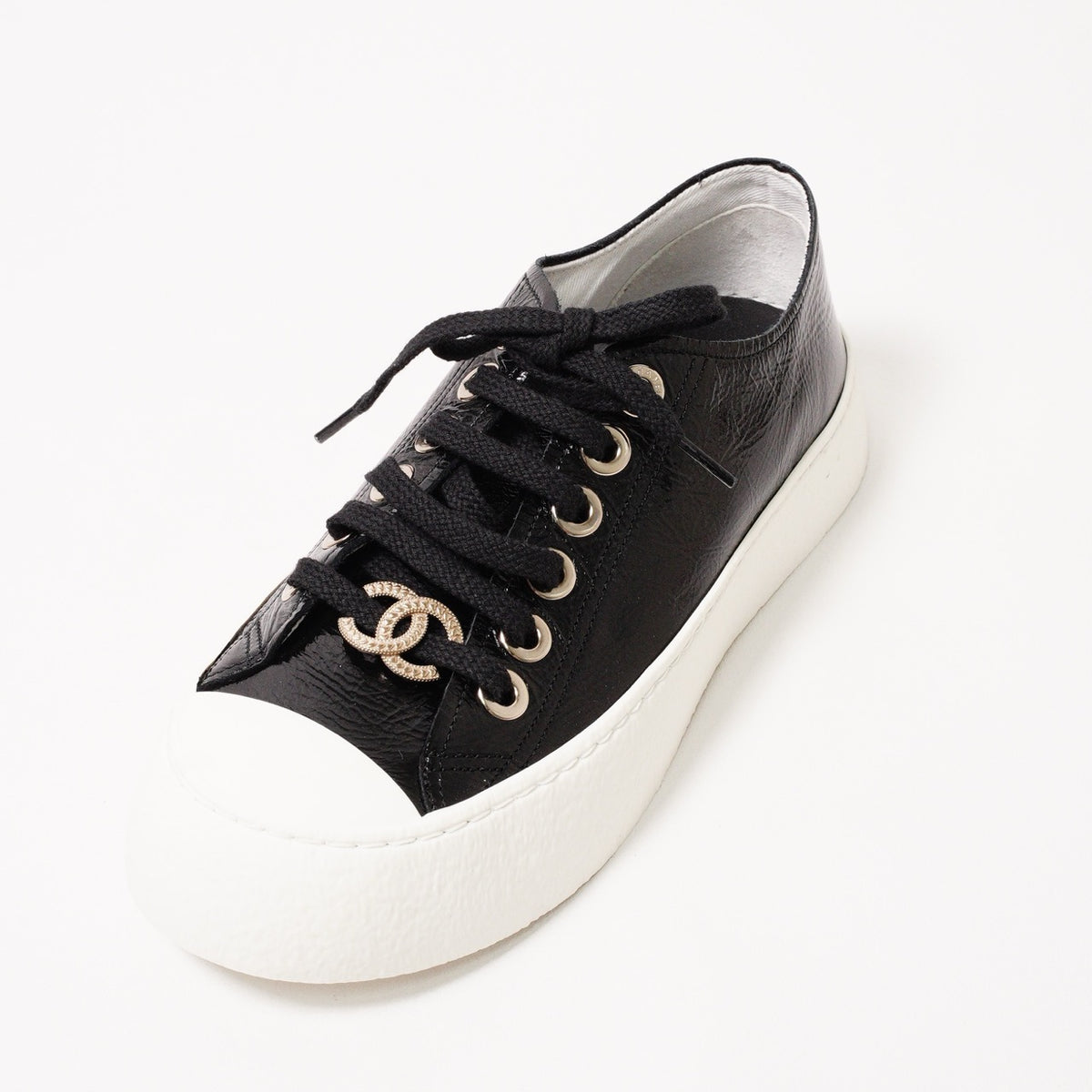CHANEL 經典雙C Logo 黑白亮面大頭餅乾帆布鞋 EUR35.5