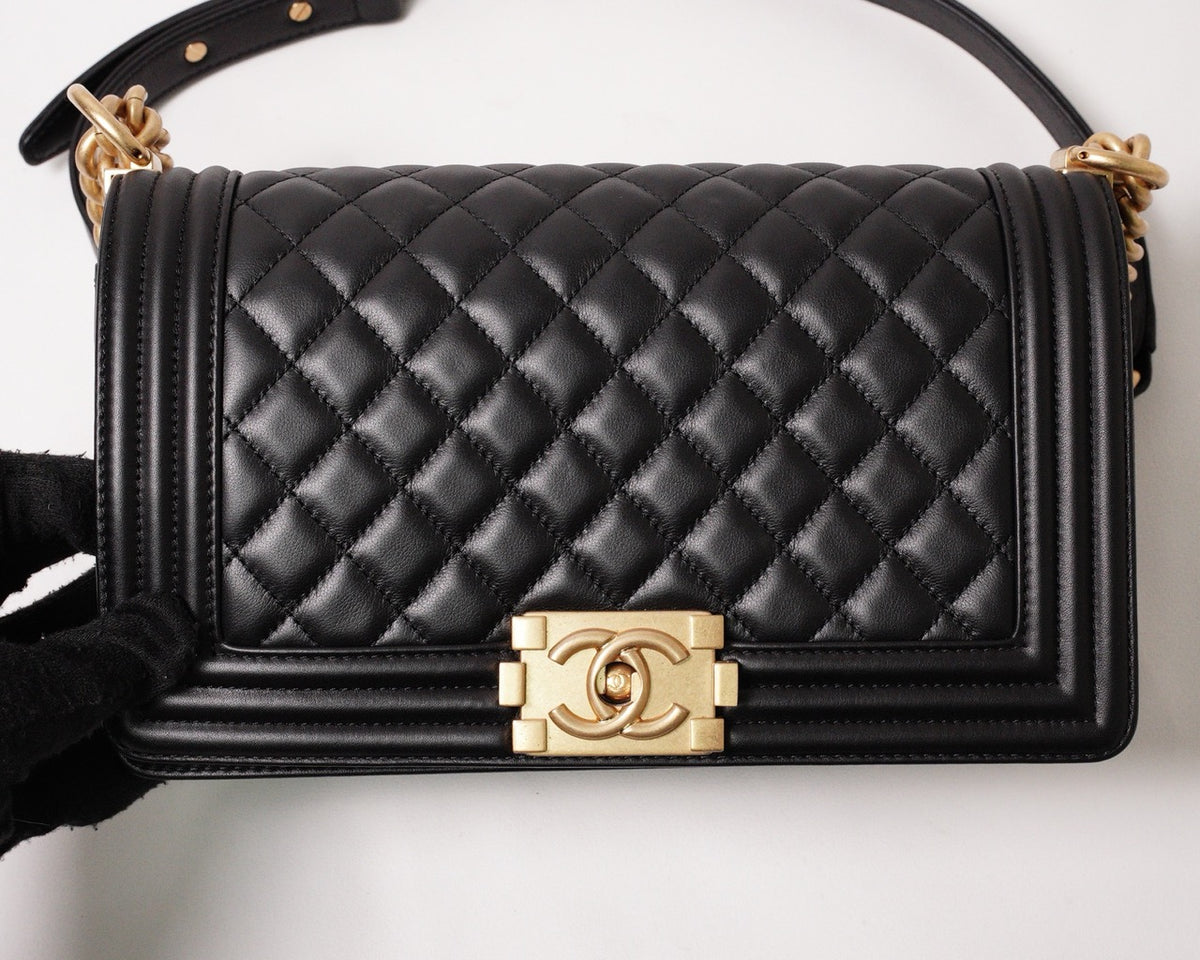 BOY CHANEL 經典金釦黑色小羊皮菱格紋