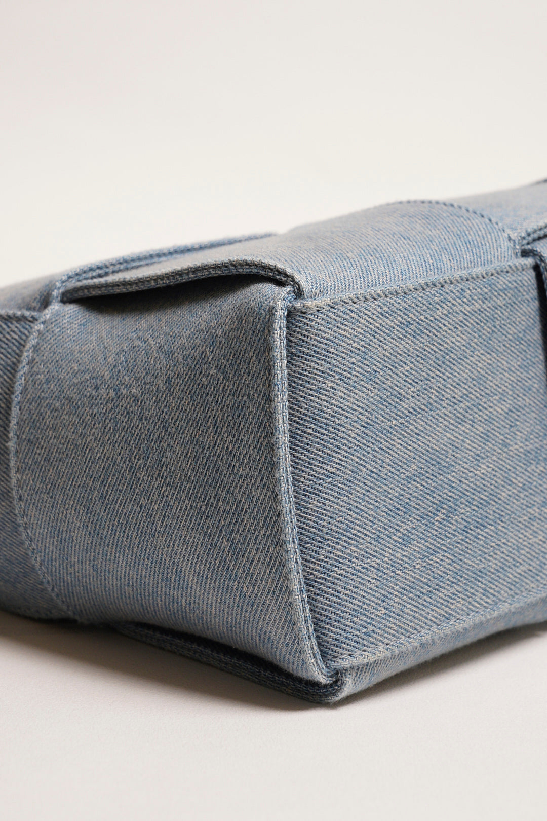 Bottega Veneta 丹寧編織托特包（Arco Tote）