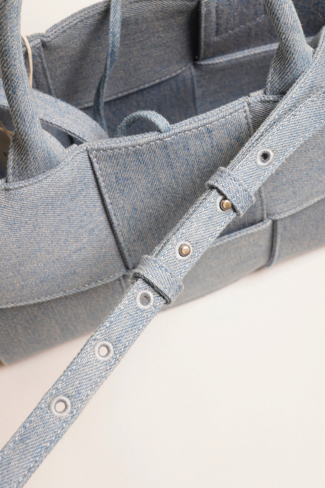 Bottega Veneta 丹寧編織托特包（Arco Tote）