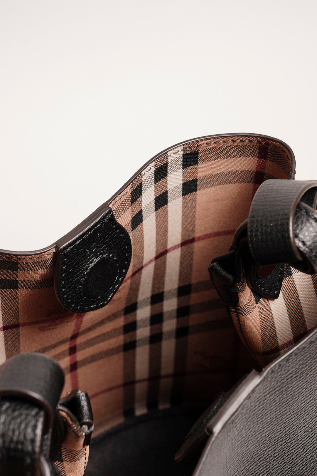 Burberry 雙面小水桶包（黑色/內裏格紋）
