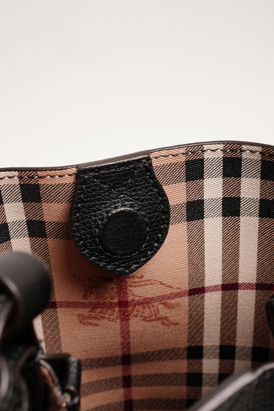 Burberry 雙面小水桶包（黑色/內裏格紋）