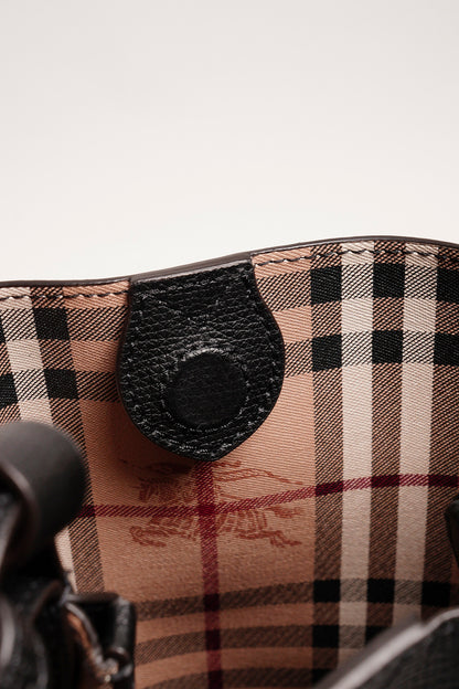 Burberry 雙面小水桶包（黑色/內裏格紋）