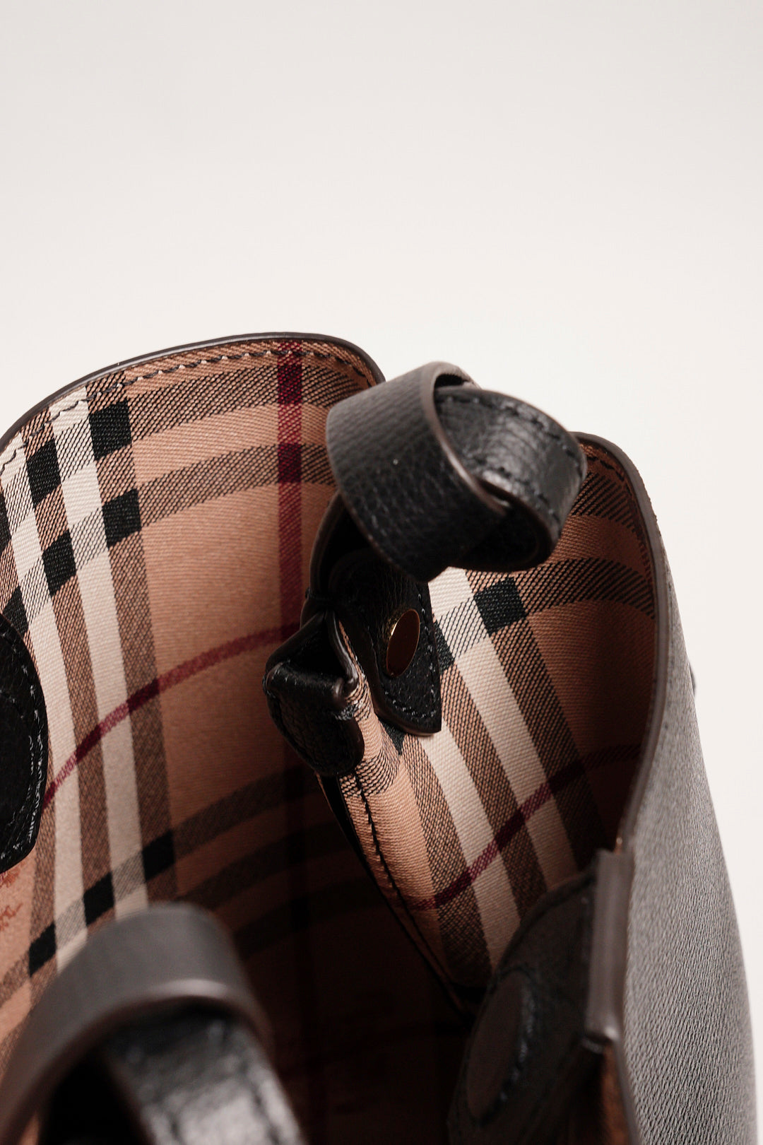 Burberry 雙面小水桶包（黑色/內裏格紋）