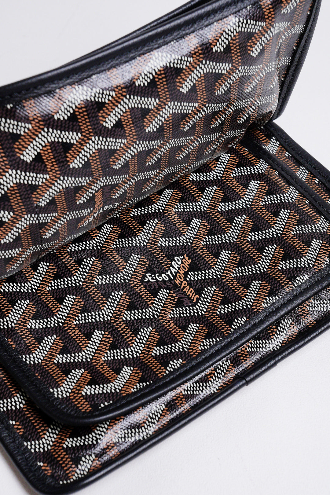 GOYARD PLUMET 經典LOGO翻蓋扁斜背包