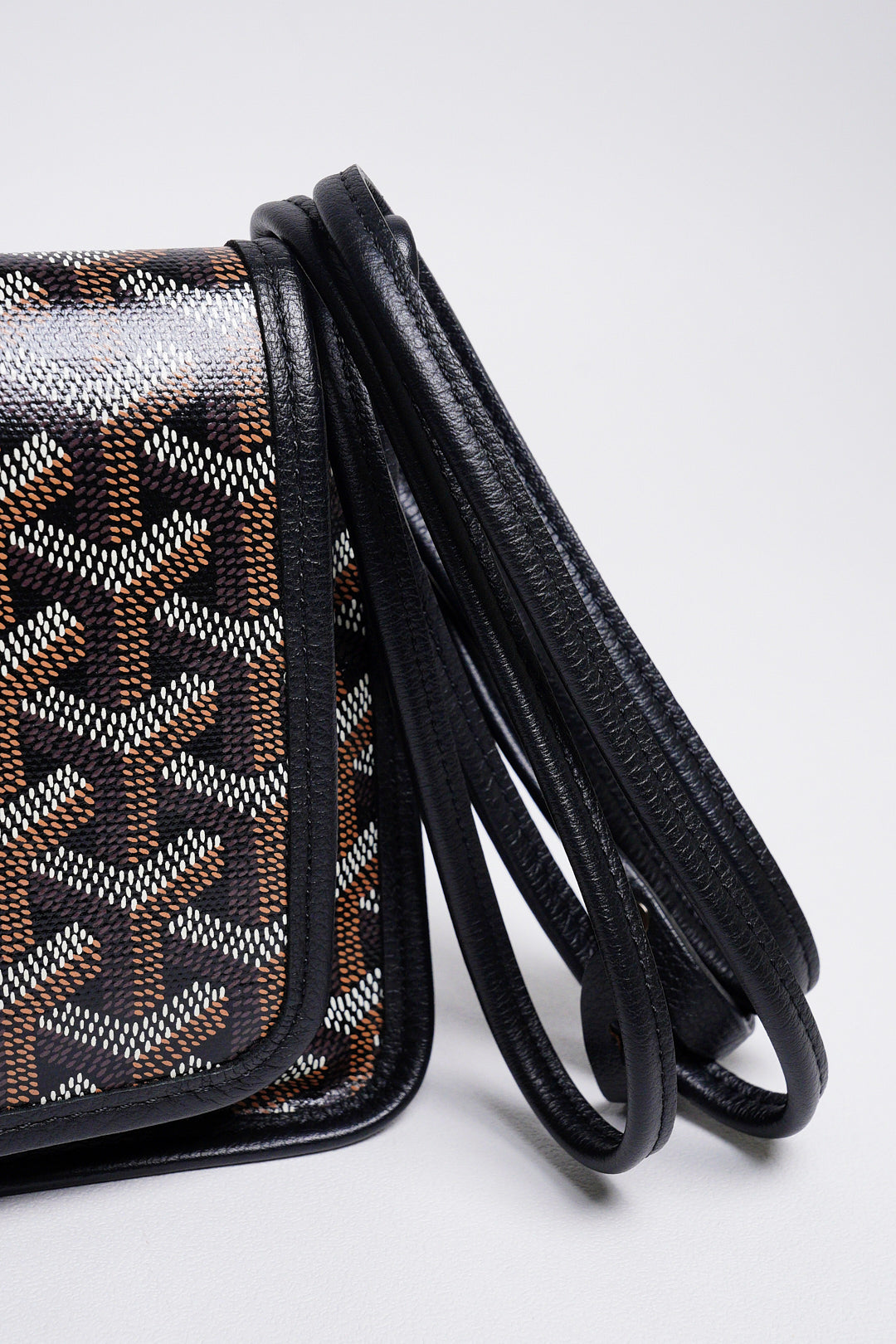 GOYARD PLUMET 經典LOGO翻蓋扁斜背包