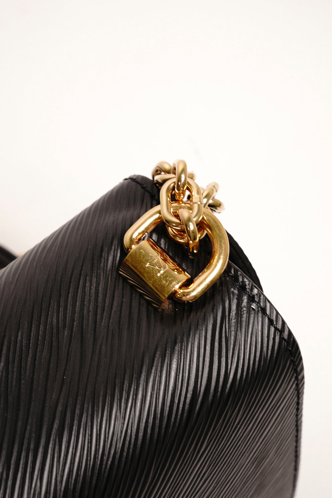 LV Twist MM 鏈條斜背包(黑） m21113