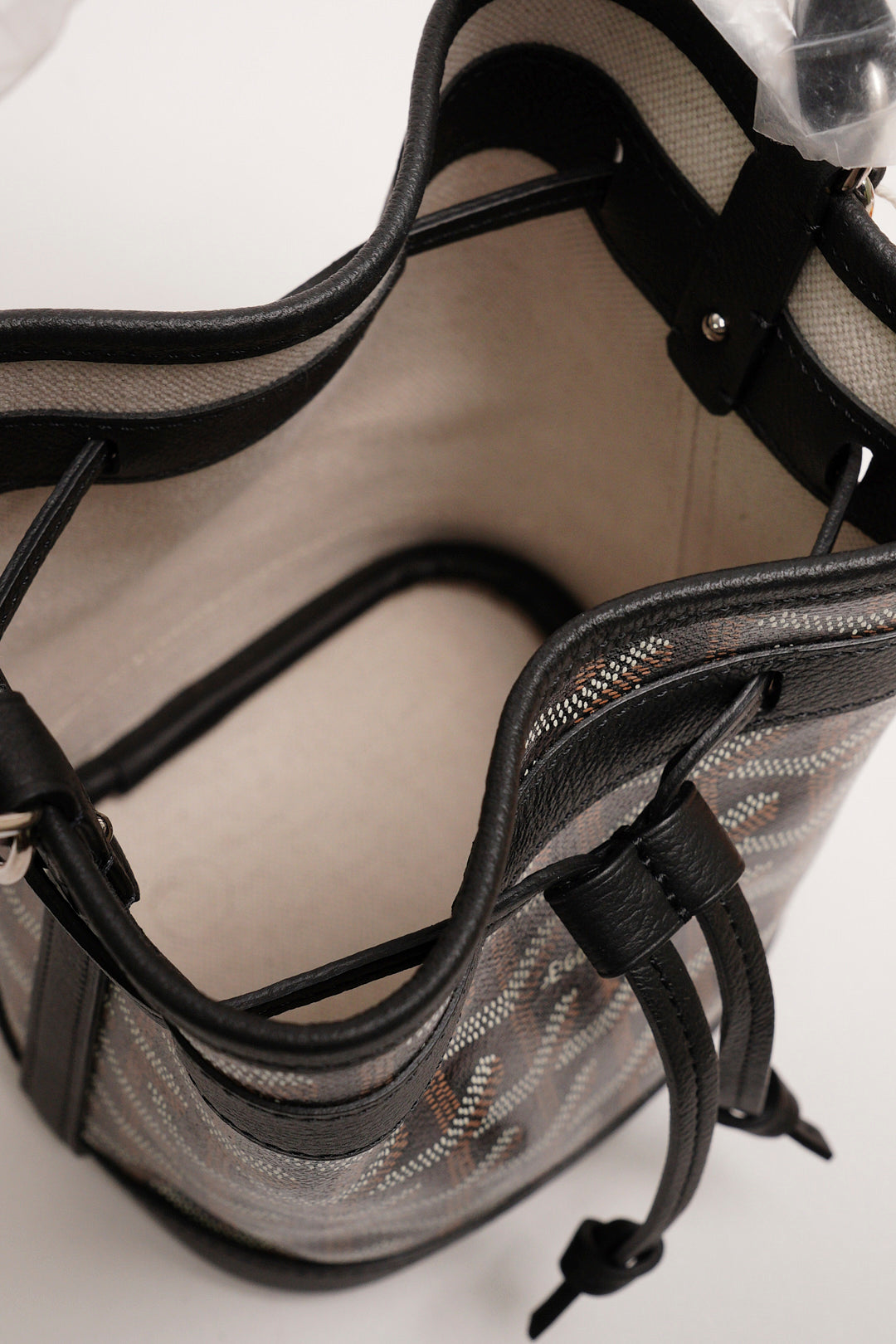 Goyard Petit Flot 迷你小牛皮和帆布水桶包