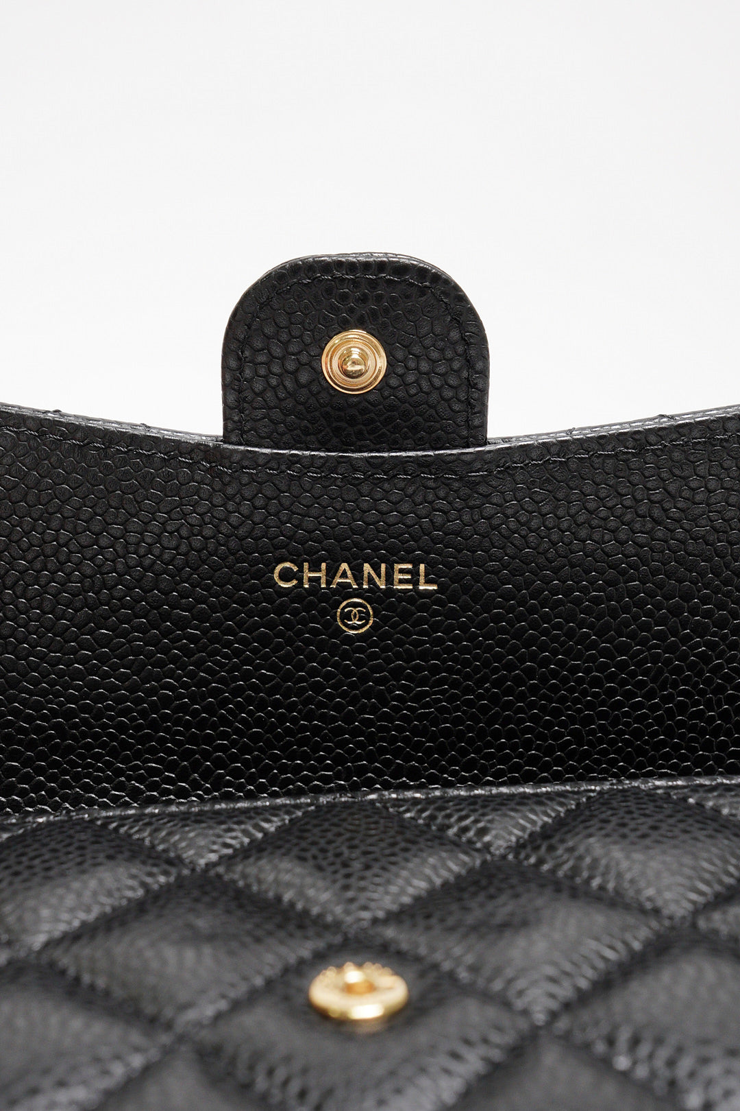 CHANEL  經典金色雙C LOGO菱格粒紋牛皮暗釦長夾