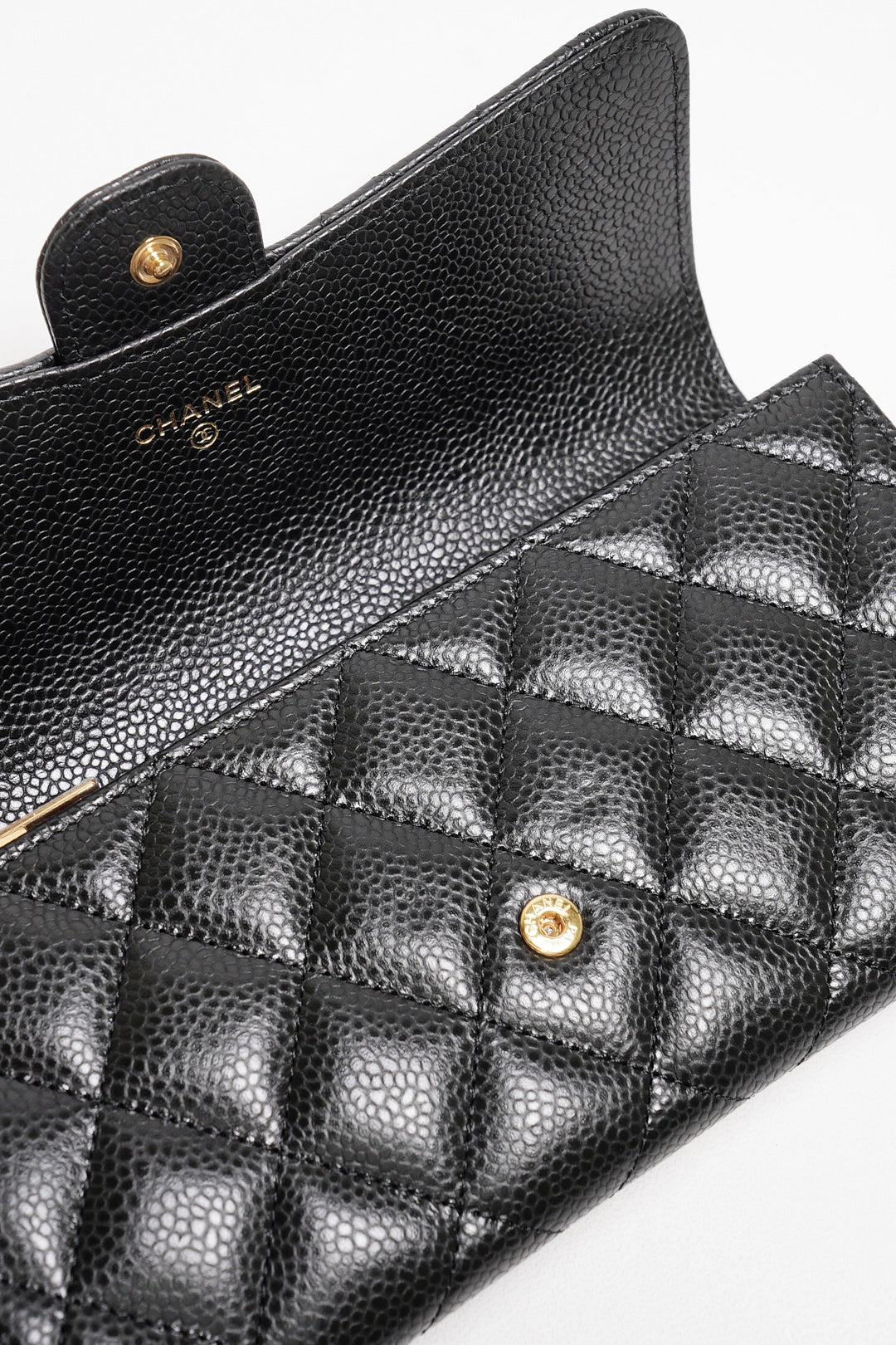 CHANEL  經典金色雙C LOGO菱格粒紋牛皮暗釦長夾