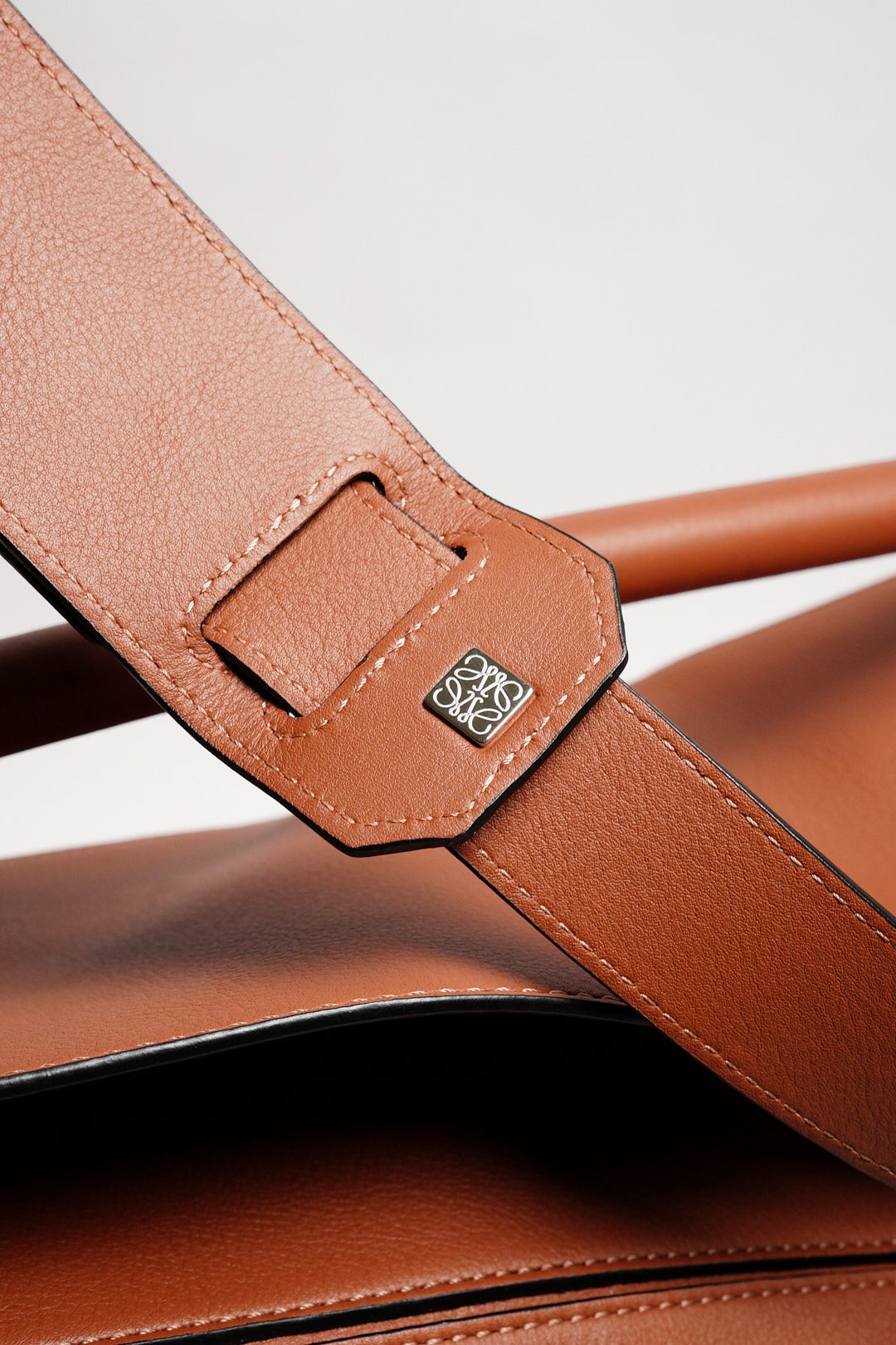 LOEWE 經典小牛皮Puzzle斜背包 大號（全新未使用）