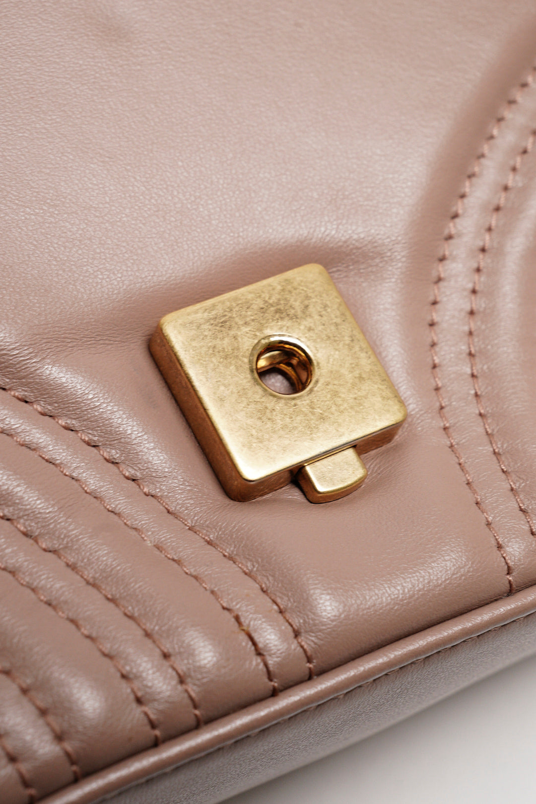 GUCCI GG Marmont 經典金屬雙G LOGO迷你手提兩用包(奶茶色）